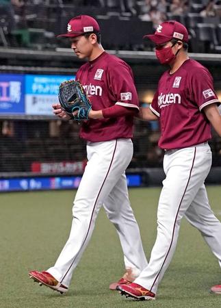 ９回、サヨナラ打を許し、引き揚げる西口（左）