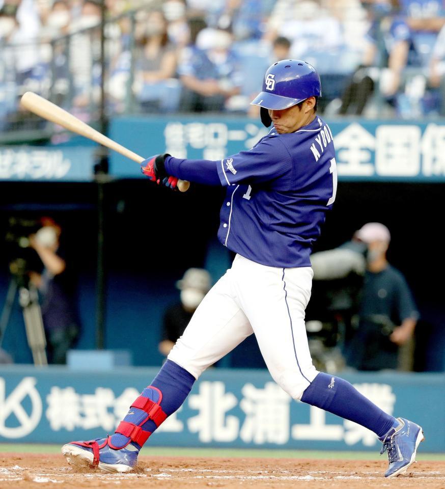 ９回、京田が一塁へ勝ち越し２点打を放つ＝横浜スタジアム