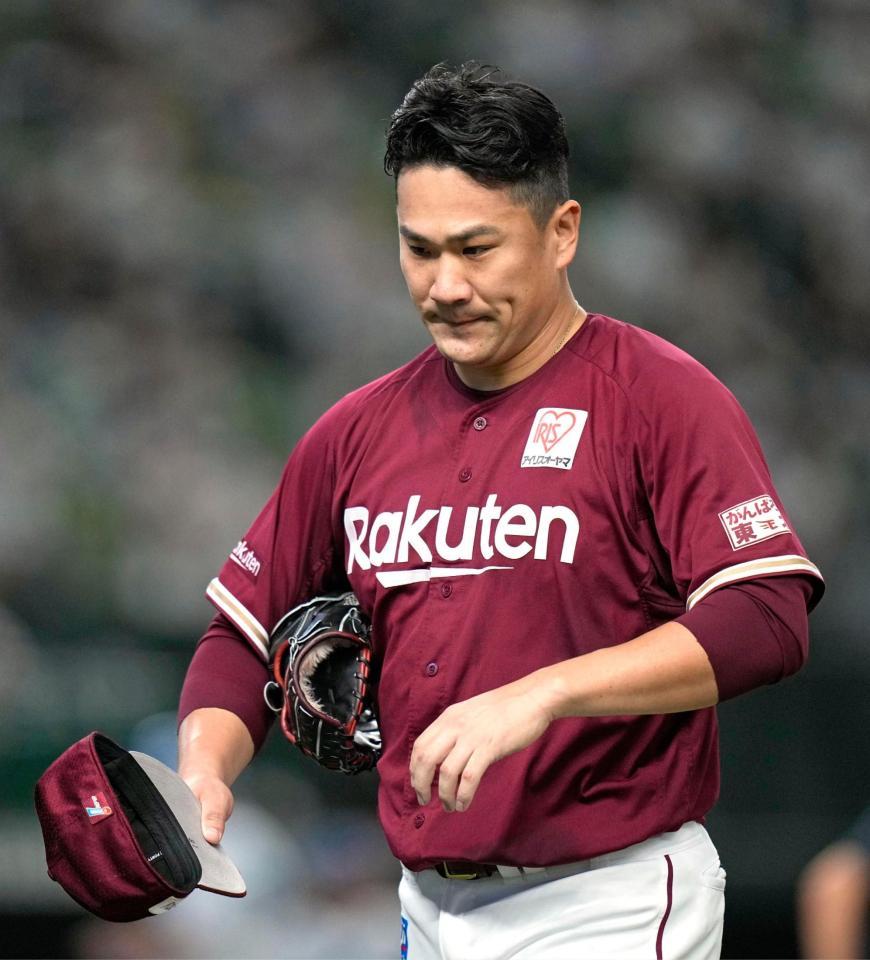 同点を許した７回を終え、ベンチに戻る田中将