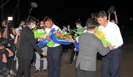 　関係者から花束を受け取る市和歌山・小園健太（右）と市和歌山・松川虎生（撮影・高部洋祐）