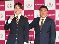 　ソフトバンクに５位で指名され、大塚光二監督（右）と喜ぶ東北福祉大・大竹風雅（撮影・高石航平）