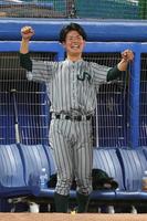 　６回、渡辺の勝ち越し打で喜ぶＪＲ東日本・山田