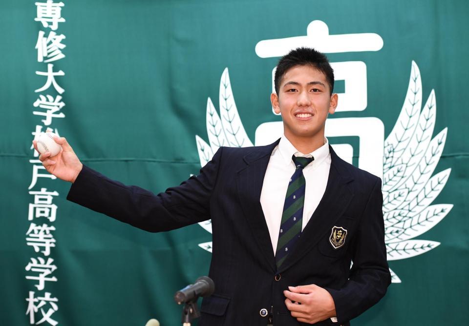 　ＤｅＮＡ５位指名を受けホッとした表情で投球フォームを披露する深沢鳳介（撮影・園田高夫）