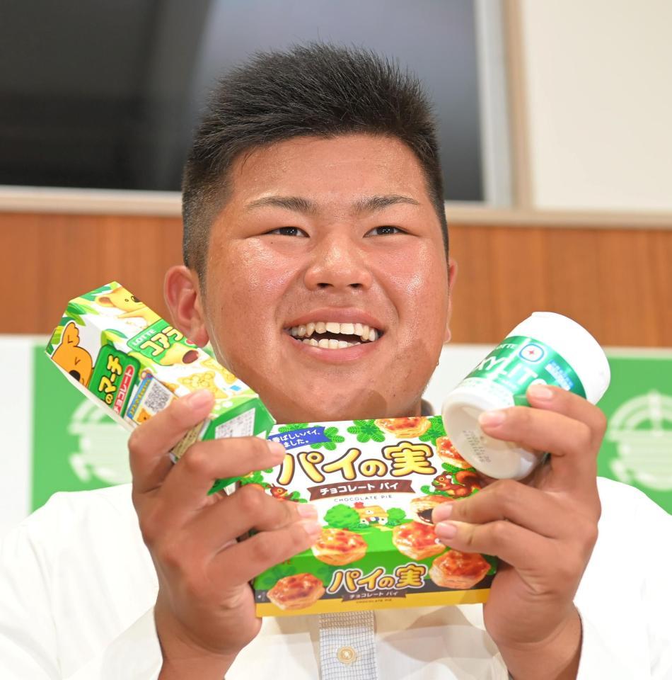 　ロッテのお菓子を手に笑顔を見せる市和歌山・松川（撮影・高部洋祐）