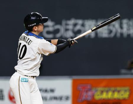 　７回日本ハム２死、清水が左越えに満塁本塁打を放つ＝札幌ドーム
