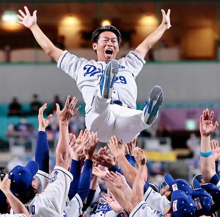 　ナインから胴上げされる山井