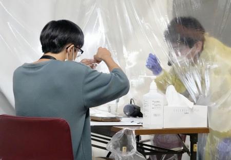 　新型コロナウイルスの行動制限緩和に向けたプロ野球巨人-阪神戦での実証実験で、抗原検査を受ける来場者＝１４日午後、東京ドーム