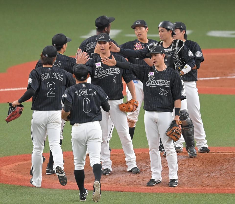 オリックスに勝利し、タッチを交わすロッテナイン＝京セラドーム（撮影・高部洋祐）