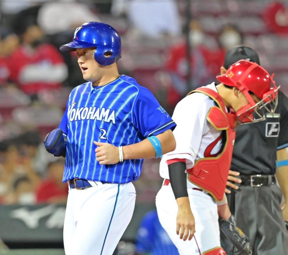 ８回、宮崎の適時打で生還する二走・牧（左）＝撮影・立川洋一郎