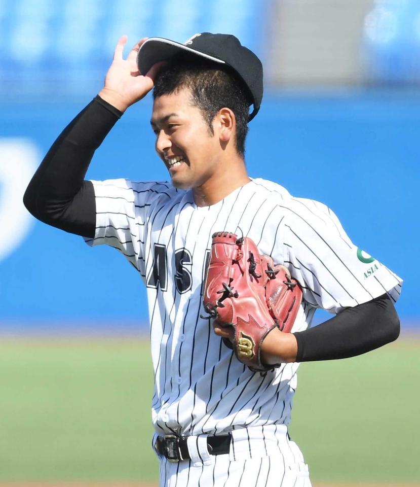 　完投勝利を挙げて安堵（あんど）した表情を見せる亜細亜大・岡留（撮影・堀内翔）