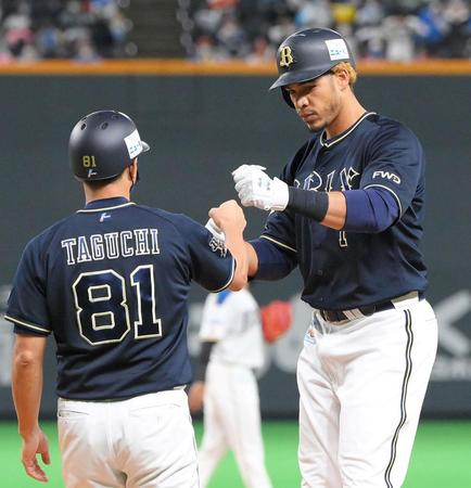 　８回、同点の適時打を放ちタッチを交わすモヤ（撮影・堀内翔）