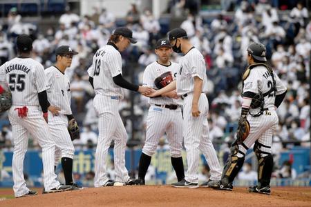 　２回、柳田に逆転の左越え３ランを打たれ降板した二木（左から３人目）＝撮影・開出牧