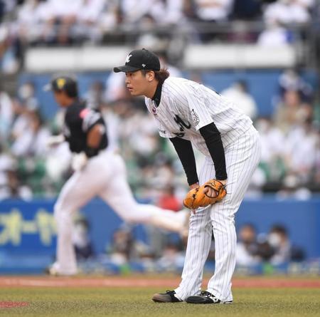 　２回、柳田（後方）に逆転の左越え３ランを打たれ肩を落とす二木（撮影・開出牧）