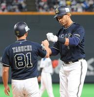 　８回、同点の適時打を放ちタッチを交わすモヤ（撮影・堀内翔）