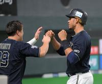 　８回、交代してベンチ前で杉本（左）に迎えられるモヤ（撮影・堀内翔）