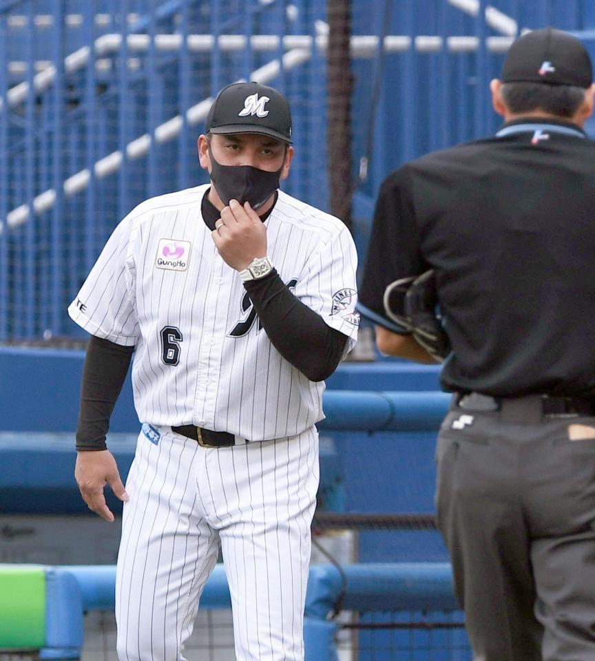 ２回、投手交代を告げる井口監督（撮影・開出牧）