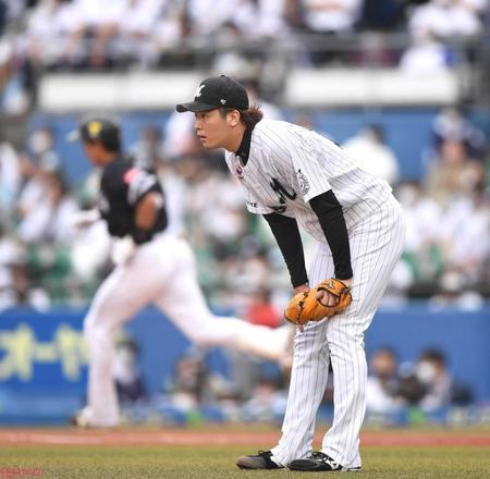 　２回、柳田（左奥）に逆転の左越え３ランを打たれ、肩を落とす二木（撮影・開出牧）