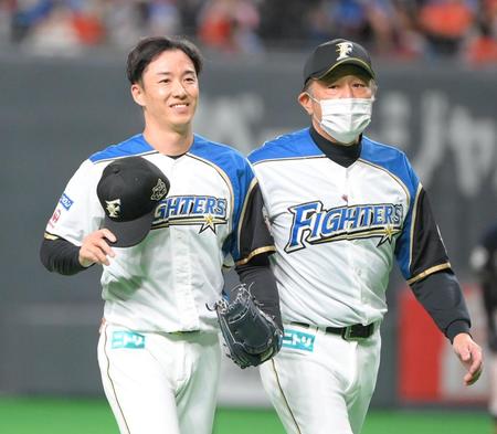 ７回、降板する斎藤。右は荒木コーチ（撮影・堀内翔）