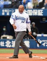 　ＤｅＮＡ・中畑清元監督の投球をファールするアレックス・ラミレス前監督（撮影・佐藤厚）