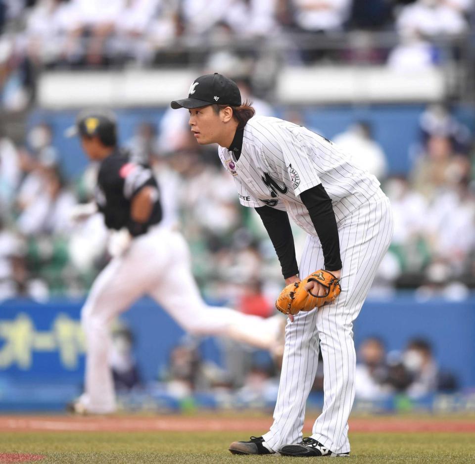 　２回、柳田（左奥）に逆転の左越え３ランを打たれ、肩を落とす二木（撮影・開出牧）