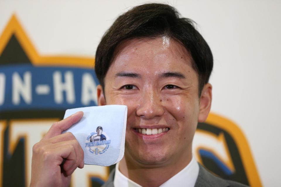 　記念販売するハンカチを手にする日本ハム・斎藤佑樹