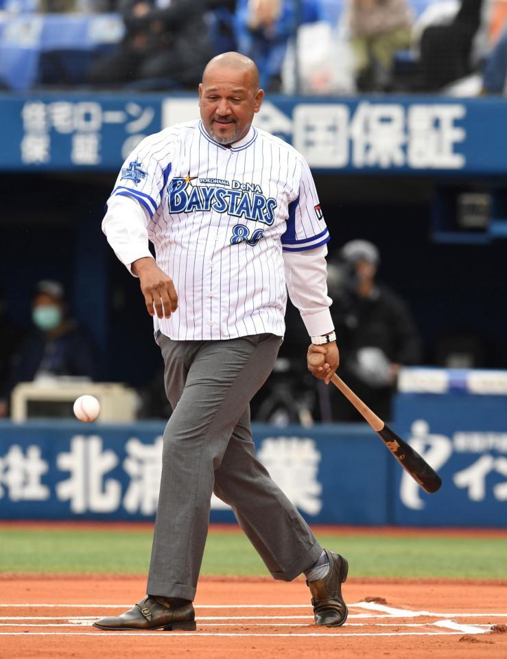 　ＤｅＮＡ・中畑清元監督の投球をファールするアレックス・ラミレス前監督（撮影・佐藤厚）