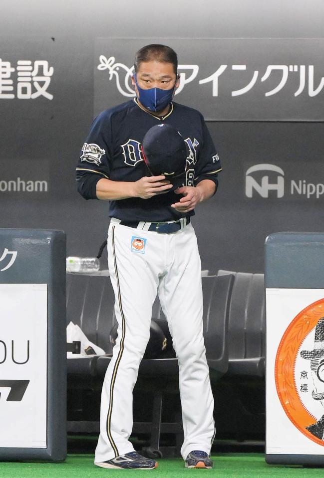 グランドを後にする中嶋監督（撮影・堀内翔）