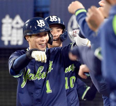 　９回、山田は左越えに３４号３ランを放ち、ベンチに凱旋（撮影・佐藤厚）