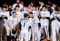 　試合後のセレモニーで斎藤（１）をねぎらう日本ハム・栗山監督（右隣）ら＝札幌ドーム