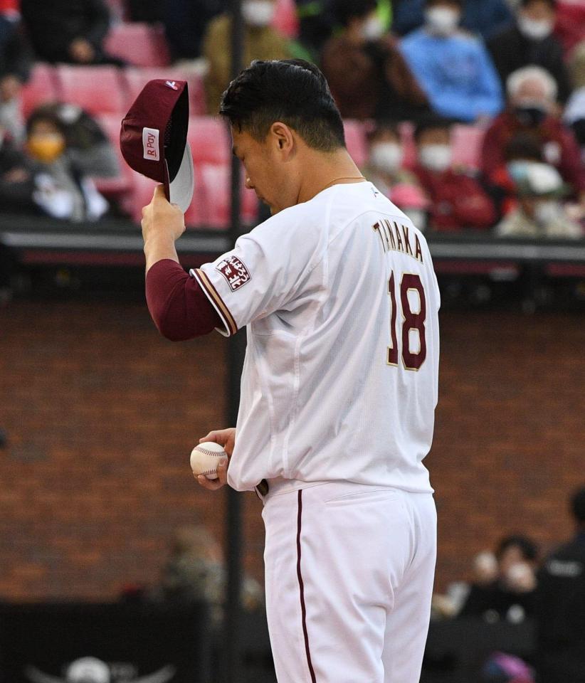 ５回途中５失点で降板する楽天・田中将