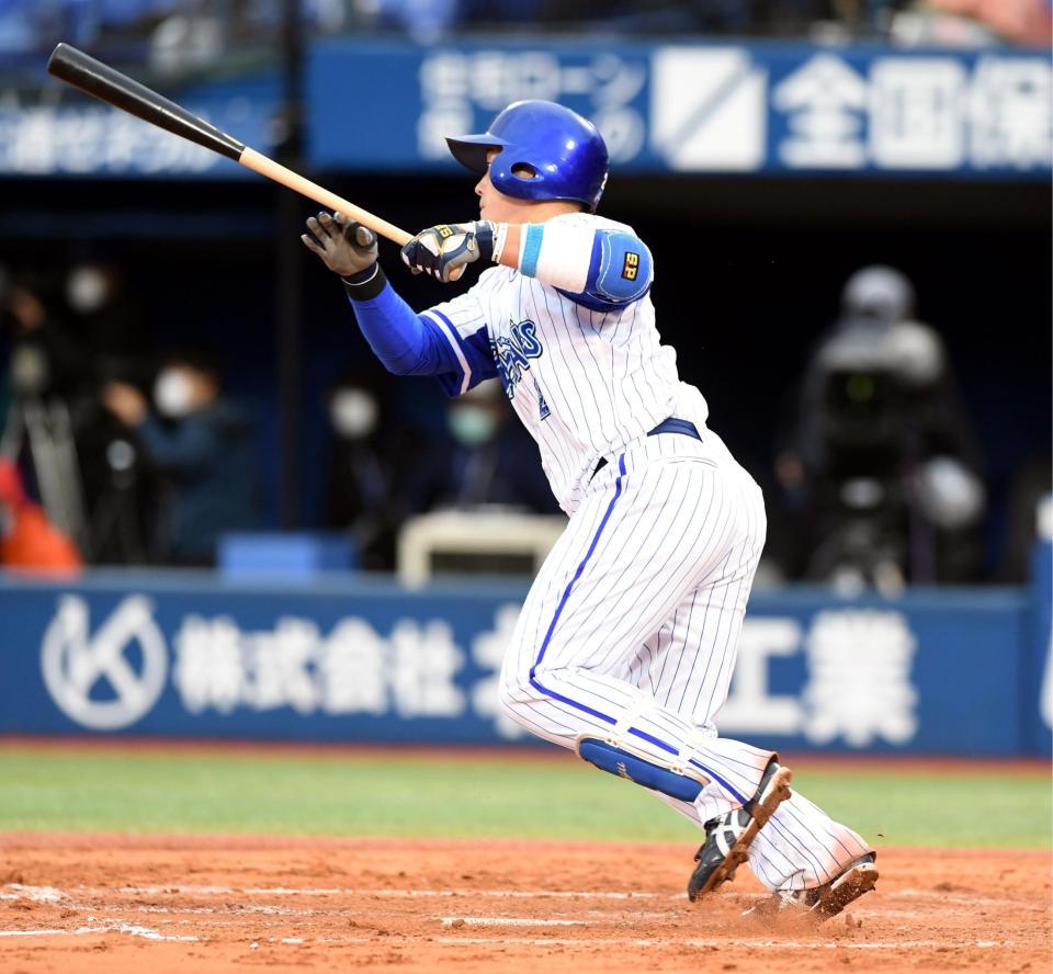 ４回、牧は右前安打を放つ（撮影・佐藤厚）