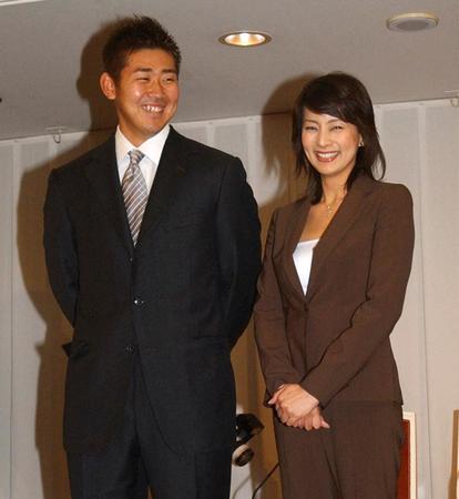 結婚を発表し初のツーショットを公に披露した西武・松坂と柴田倫世さん＝2004年10月29日  