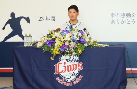 　引退会見を行う松坂