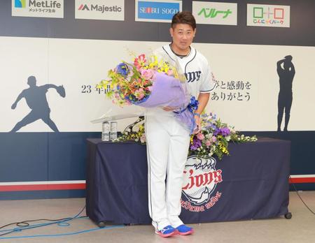 　会見を終えて一礼する松坂