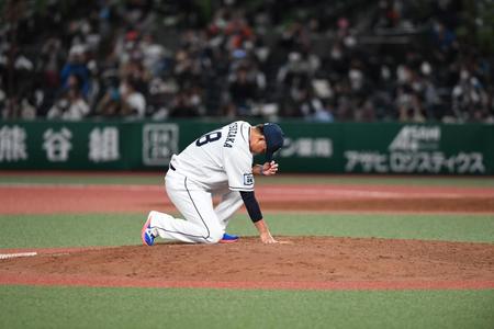 マウンドに別れを告げる松坂（撮影・金田祐二）