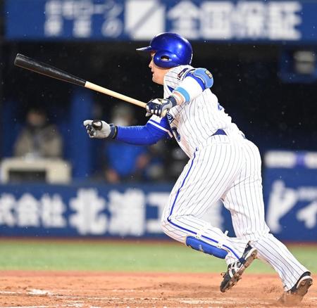 ８回ＤｅＮＡ無死一塁、この日猛打賞となる安打を放つＤｅＮＡ・牧秀悟＝横浜スタジアム（撮影・高石航平）