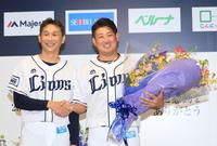 　花束を手に西口コーチ（左）と握手を交わす松坂