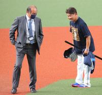 　渡辺ＧＭ（左）にあいさつする松坂