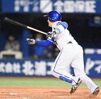 ８回ＤｅＮＡ無死一塁、この日猛打賞となる安打を放つＤｅＮＡ・牧秀悟＝横浜スタジアム（撮影・高石航平）