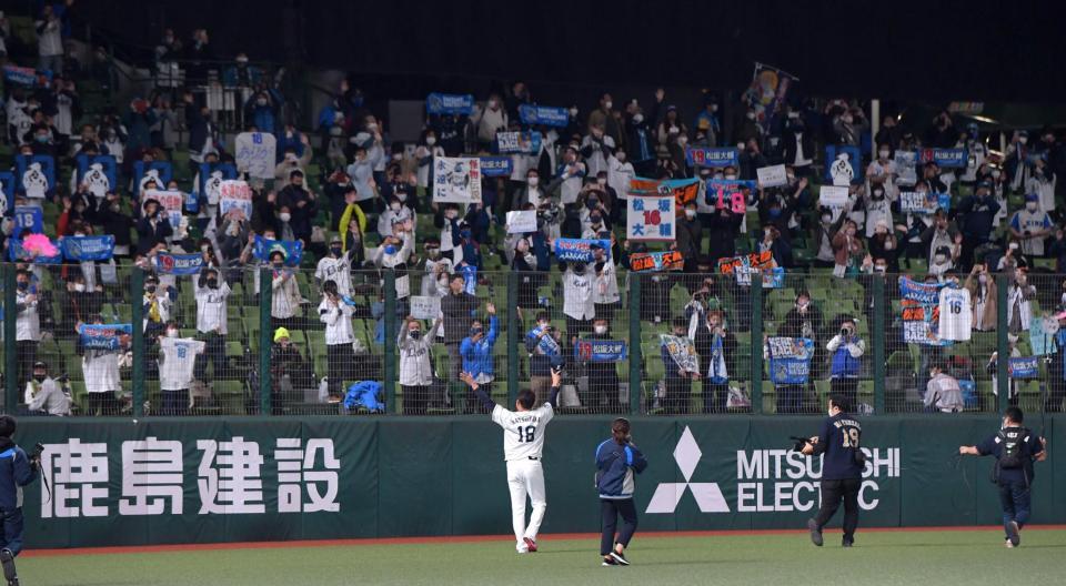 ファンに別れのあいさつをする松坂（撮影・金田祐二）