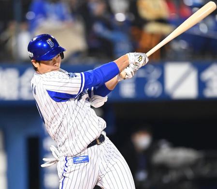 　７回、現役最後の打席で安打を放つ中井（撮影・高石航平）