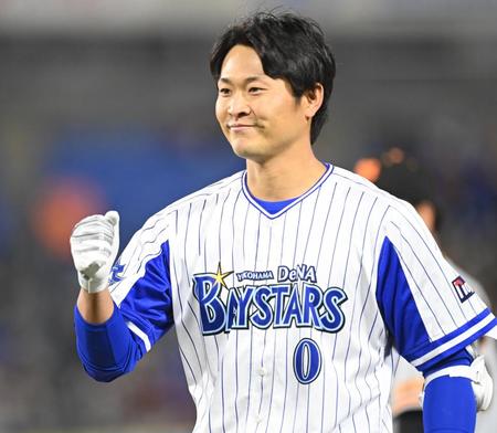 　７回、現役最後の打席を安打で締め、代走の知野と笑顔でタッチをかわす中井（撮影・高石航平）