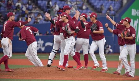 　勝利を喜ぶ楽天ナイン（撮影・神子素慎一）