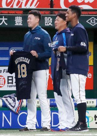 　試合前、日本ハムの万波（右）、高浜（左）と写真に納まる西武・松坂＝メットライフドーム