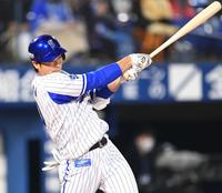 　７回、現役最後の打席で安打を放つ中井（撮影・高石航平）