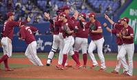 　勝利を喜ぶ楽天ナイン（撮影・神子素慎一）