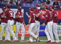 　ナインを出迎える石井監督。右端は則本昂（撮影・神子素慎一）