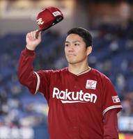 　ヒーローインタビューを終え、ファンに挨拶する則本昂（撮影・坂部計介）