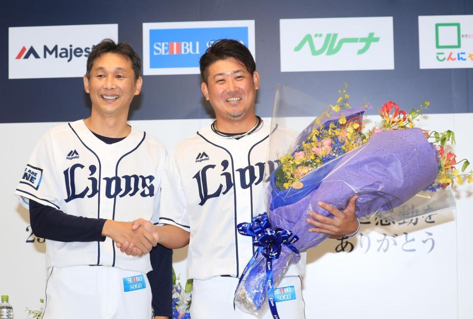 　花束を手に西口コーチ（左）と握手を交わす松坂（代表撮影）