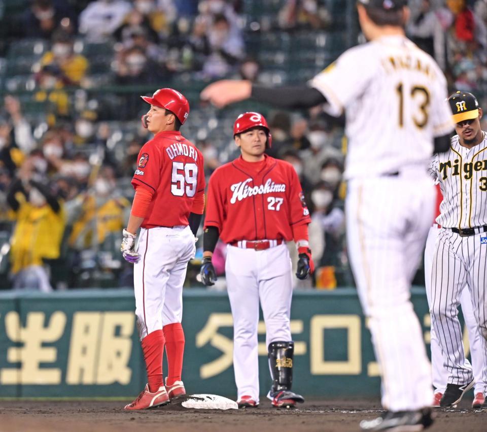 　８回、代打・会沢（中央）の左飛で飛び出していた一走・大盛（左）が帰塁できずに併殺となる＝１０月１８日
